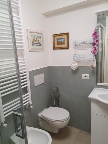 La salle de bains est pourvue de toilettes et d'un lavabo. dans l'établissement casa Gioiello di Enrica, à Pietrasanta