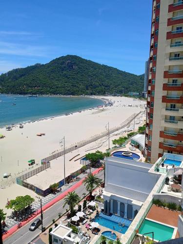 - Vistas a la playa desde un edificio en Apartamento Av. Atlântica, com vista mar., en Balneário Camboriú