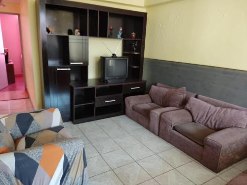 sala de estar con sofá y TV en ALOJAMIENTO LAS LILAS, en Cartagena
