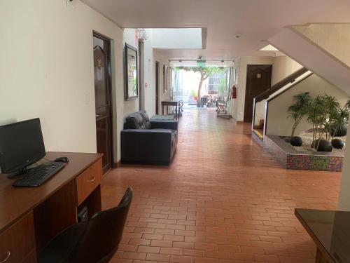 Μια τηλεόραση ή/και κέντρο ψυχαγωγίας στο Hotel Los Tambos Colonial
