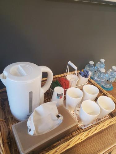 vassoio con teiera, tazze e bottiglie d'acqua di Grande Chambre a Poissy
