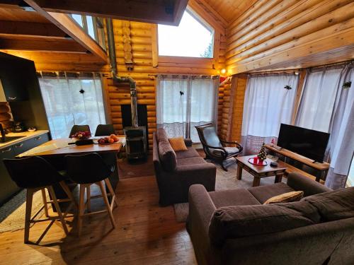 ein Wohnzimmer mit einem Sofa und einem Tisch in der Unterkunft Orino Livadi Chalet II in Arachova