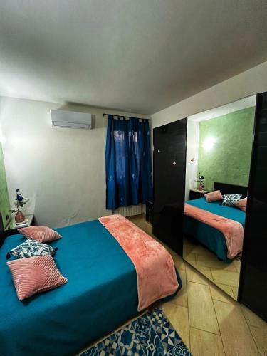 1 Schlafzimmer mit 2 Betten und einem Spiegel in der Unterkunft La Palma apartment in Vigevano