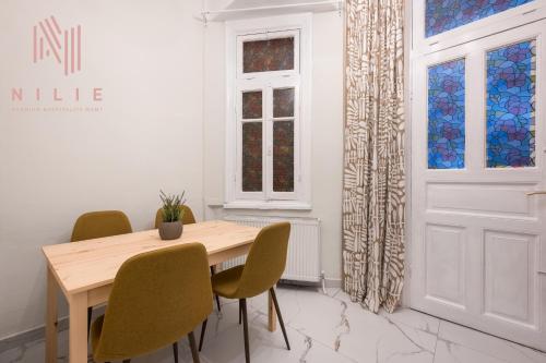 - une salle à manger avec une table et des chaises en bois dans l'établissement Ω Omega, Nilie Hospitality MGMT, à Thessalonique