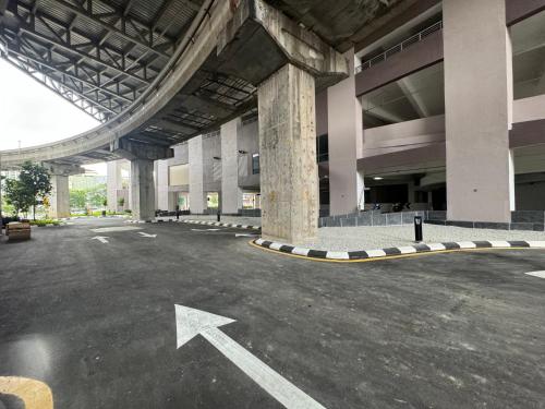 een lege parkeerplaats met een pijl in een gebouw bij The Riveria City Brickfield by GoMain in Kuala Lumpur