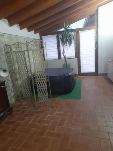 un salon avec une plante en pot dans un tonneau dans l'établissement Beb san giorgio, à Volpino