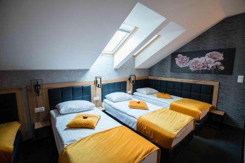 Кровать или кровати в номере Apartments in Bukowina