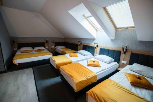 Кровать или кровати в номере Apartments in Bukowina