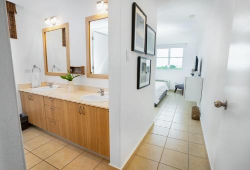 uma casa de banho com um lavatório e um espelho em Luxury Apartment with Ocean Views em Fajardo