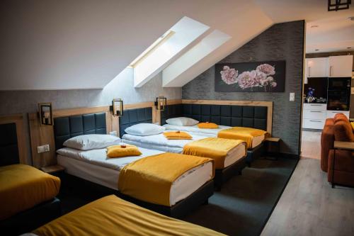 Кровать или кровати в номере Apartments in Bukowina