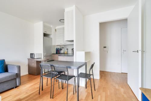 une cuisine et une salle à manger avec une table et des chaises dans l'établissement Chill & Work 2 au pied de La Défense Arena, à Nanterre