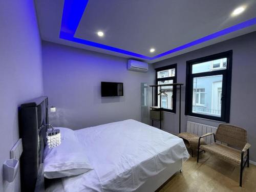 een slaapkamer met een bed en een blauw plafond bij Comfortable and luxurious flat 4 in Istanbul