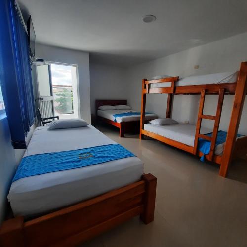 Una cama o camas en una habitación de Hotel Brisas del Nare