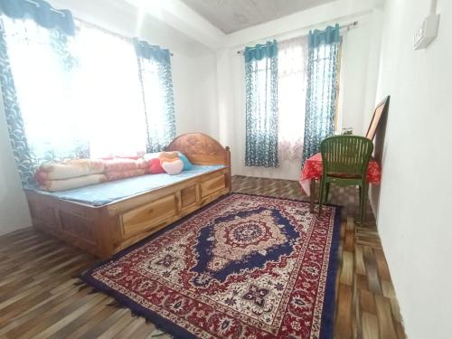 sala de estar con sofá y alfombra en Swikriti homestay, en Sombāri