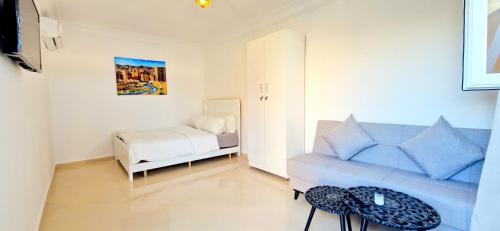 sala de estar con sofá y cama en Beach Appartment close to Marina 105 sqm, en Agadir