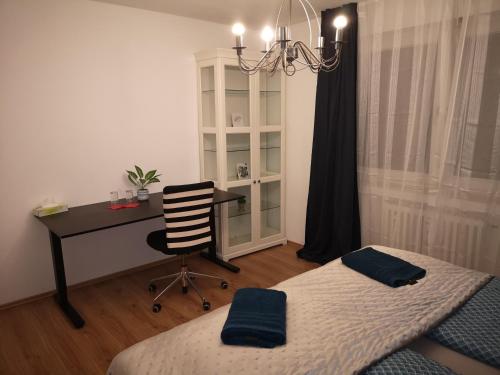sypialnia z 2 łóżkami, biurkiem i krzesłem w obiekcie Appartement am Uni Park Köln Sülz w Kolonii