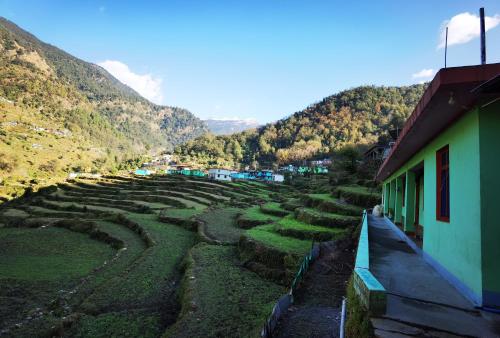 Ukhimath的住宿－Holiday Home Chopta Tungnath，享有山脉中的村庄景色