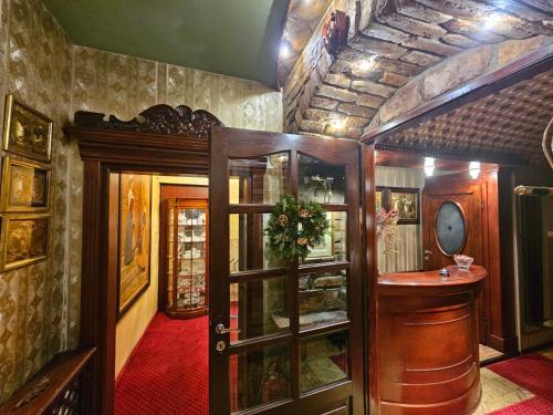 een hal van een huis met een kamer met een deur bij Vila Geppetto in Belgrado