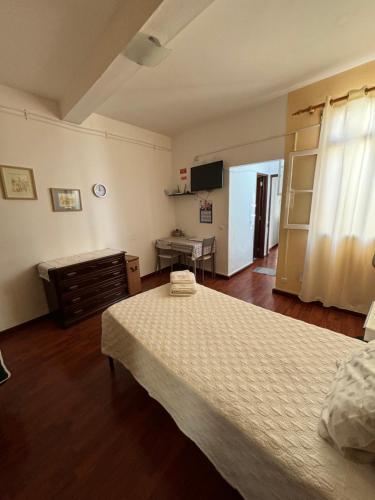 a bedroom with a large bed and a desk at Cc39-Q6 in Funchal