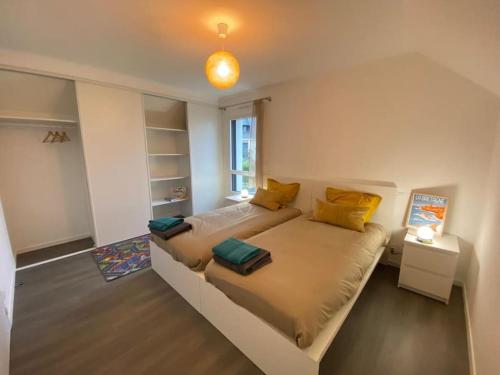 Postel nebo postele na pokoji v ubytování PLOERMEL Centre- Gite touristique 3 étoiles- 2 SdeBain