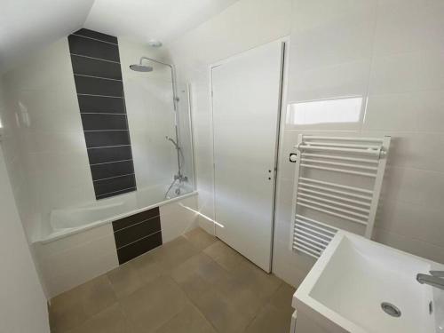 Koupelna v ubytování PLOERMEL Centre- Gite touristique 3 étoiles- 2 SdeBain