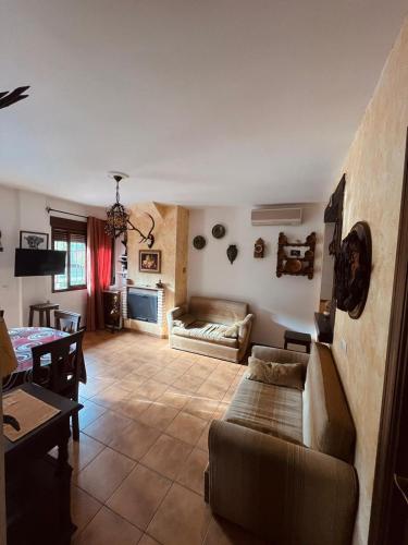 uma sala de estar com um sofá e uma mesa em Águila Real em Arroyo Frío