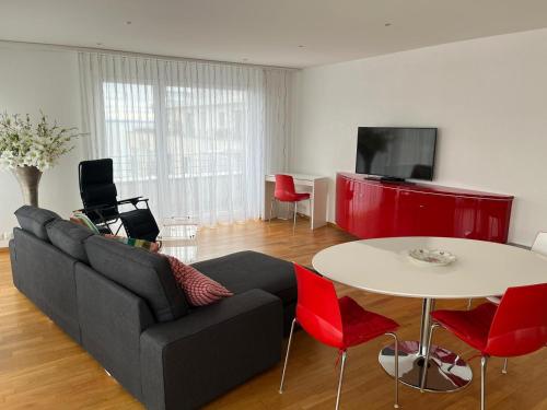 uma sala de estar com um sofá e uma mesa em SEASIDE Appartement em Staad