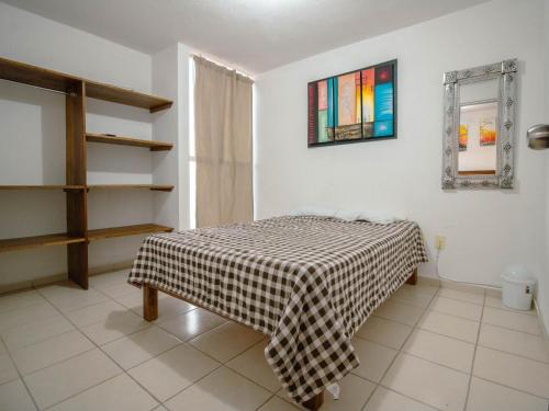 una habitación con una mesa con una manta a cuadros. en Departamento San Miguel de Allende - Planta Baja en San Miguel de Allende