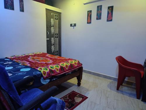 Habitación con cama y silla. en Blue Diamond, en Chennai