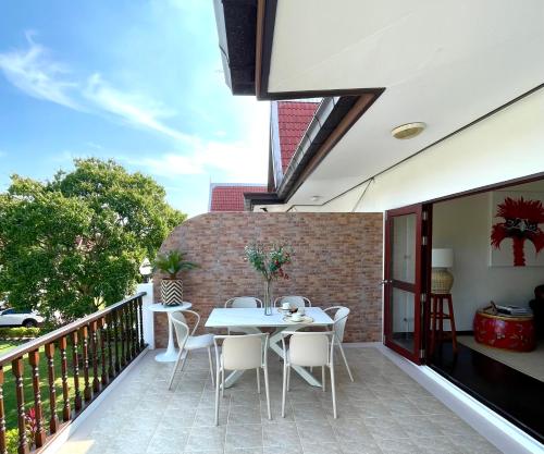 En balkon eller terrasse på Charming asian style house close to black mountain golf club