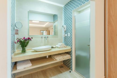 a bathroom with a sink and a shower at Cabañas Tierra Mistica in Ushuaia