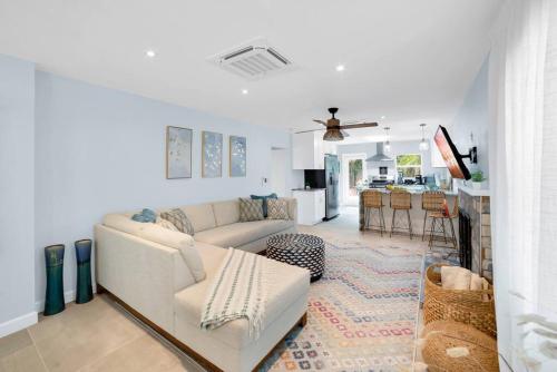 un soggiorno con divano e cucina di Luxurious Beach House Two Blocks From the Beach. a Clearwater Beach