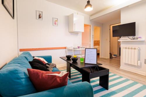 Televízia a/alebo spoločenská miestnosť v ubytovaní Résidence Leclerc - Appartements d'hôtes - Secteur thermal