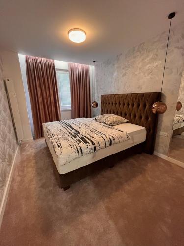 - une chambre avec un lit dans une pièce dotée d'une fenêtre dans l'établissement Modern apartment in Košice, à Košice