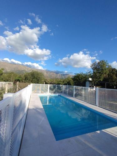 una piscina en la azotea de una casa en Casa Inti Quiya II en Merlo