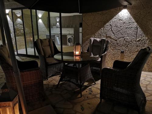 einen Tisch und Stühle mit Kerzen in einem Zimmer in der Unterkunft Höhlenapartment in Güímar