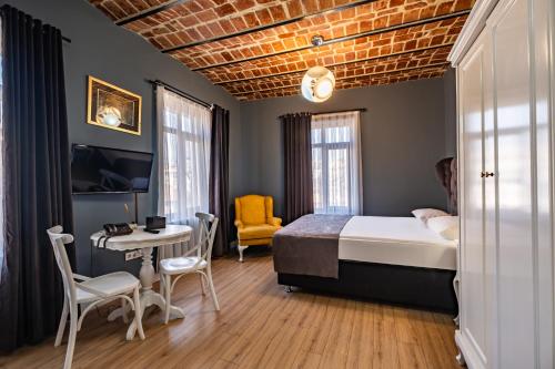 Postel nebo postele na pokoji v ubytování Selvese Collection Hotel Galata 1875