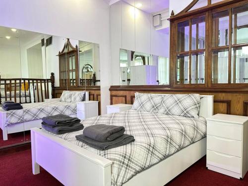ein Schlafzimmer mit 2 Betten und Handtüchern darauf in der Unterkunft Modern Haven in Dudley with Free Parking! in Birmingham
