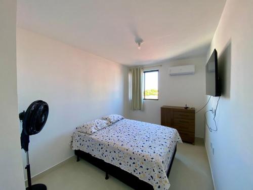 1 dormitorio con 1 cama y TV en Apartamento Completo Praia do Poço - Cabedelo - PB en Cabedelo