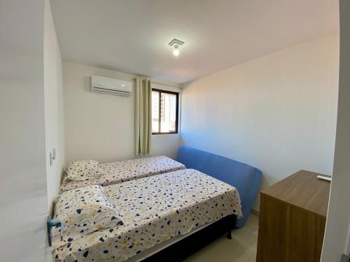 um pequeno quarto com uma cama e uma janela em Apartamento Completo Praia do Poço - Cabedelo - PB em Cabedelo