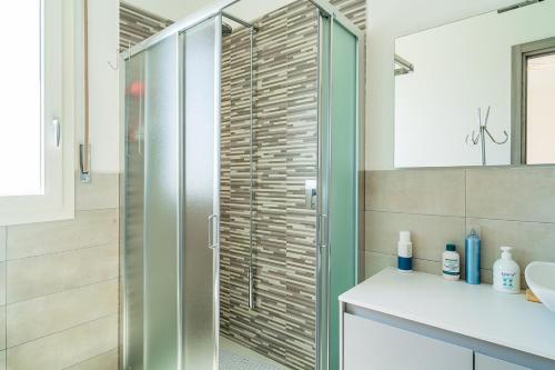 a bathroom with a shower with a glass door at Villa Nigró in Siracusa