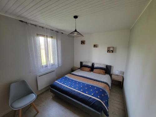 Tempat tidur dalam kamar di Maison Calme avec extérieur