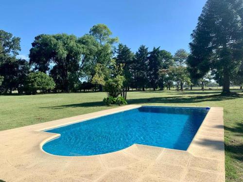 una piscina en medio de un campo en La Rosada Casa de Campo en General Las Heras
