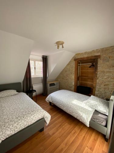 A bed or beds in a room at Gîte Les Tazons - Pays de George Sand