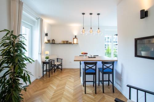 una cucina e una sala da pranzo con tavolo e sedie di Pipa’s Place - Stylish garden prime location apt a Lubiana