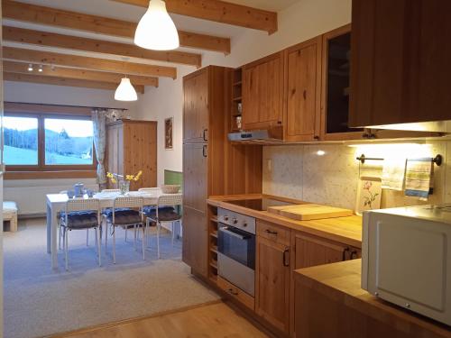 Kuchyň nebo kuchyňský kout v ubytování Srub Javorná - apartmány Šumava