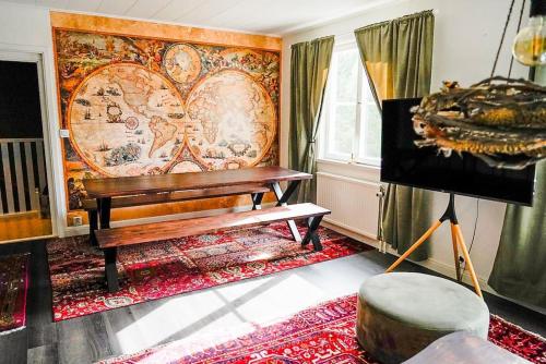 ein Wohnzimmer mit einem Klavier und einer Bank in der Unterkunft Exklusiv takvåning i lantlig miljö in Falun