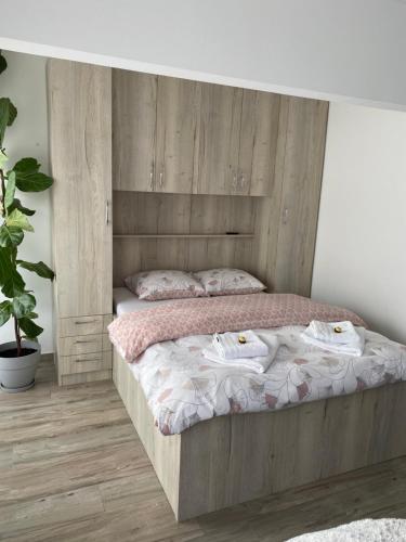 a bedroom with a bed with a wooden headboard at Zwarte Arend AirBnB in Antwerp