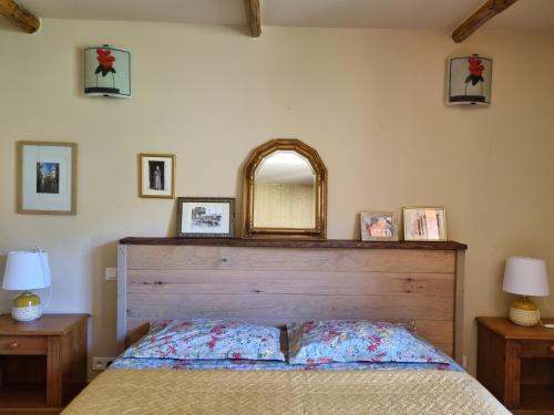 - une chambre avec un lit doté d'une tête de lit en bois et d'un miroir dans l'établissement Chambres d'Hôtes Barraconu, à Porto-Vecchio