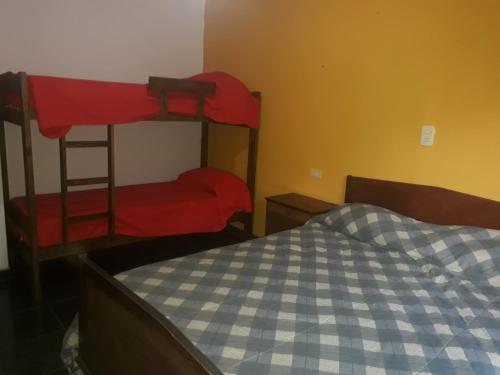 サン・ラファエルにあるLos Abuelosのベッドルーム1室(二段ベッド2組、ベッド1台付)
